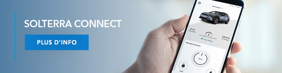 Image de la main d’une personne tenant un téléphone intelligent affichant l’appli Solterra ConnectMC.