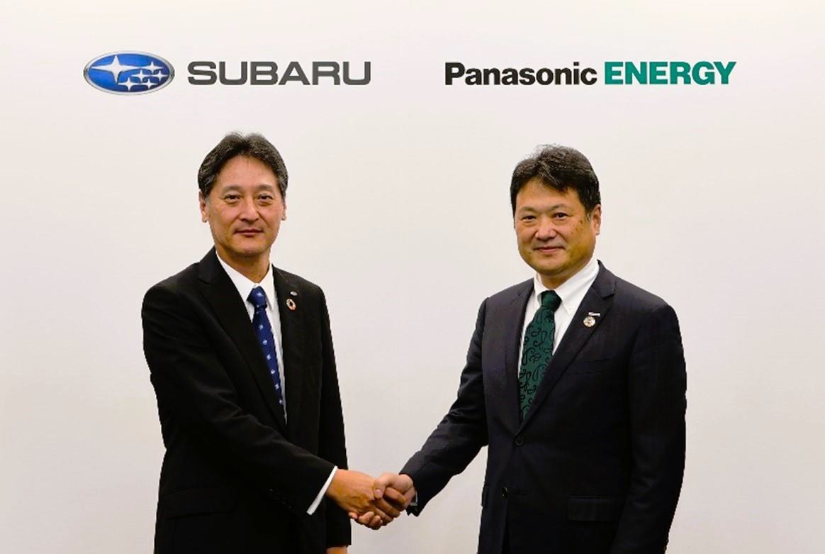 Atsushi Osaki, President and CEO of Subaru (left), and Kazuo Tadanobu, President and CEO of Panasonic Energy (right)